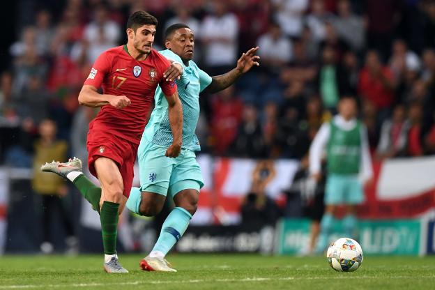 Guedes y Steven Bergwijn, en una acción de la final. 