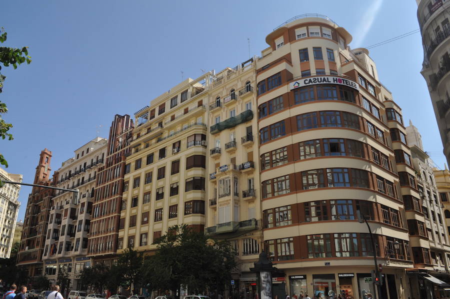 Arquitectura moderna en la plaza del Ayuntamiento. Años 30. Estilo racionalista, art déco...