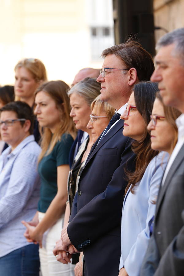 La Generalitat ha convocado hoy tres minutos de silencio por el último crimen de violencia machista ocurrido en la Comunitat, el de una joven de 29 años asesinada en la localidad valenciana de Alboraya, que ha decretado dos días de luto oficial. Ximo Puig y Mónica Oltra han mostrado sus condolencias con este silencioso homenaje a la última mujer muerta a manos de su pareja en España, que asciende la cifra a 1000 víctimas en lo que va de año. 