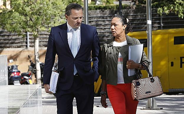 La exconsellera Lola Johnson y su abogado. 