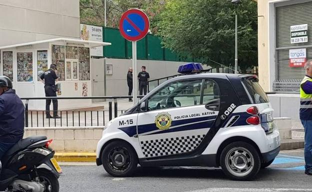 Un coche de la policía local, frente a la vivienda de la víctima.