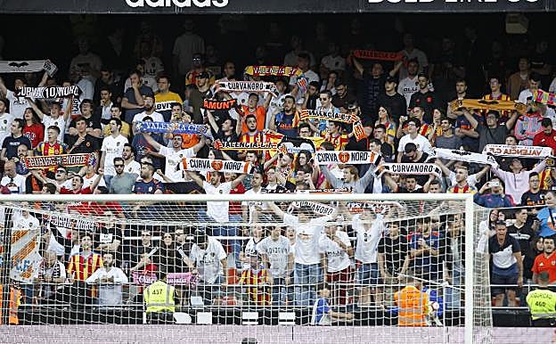 Aficionados de la Curva Nord, durante un partido de esta temporada. 