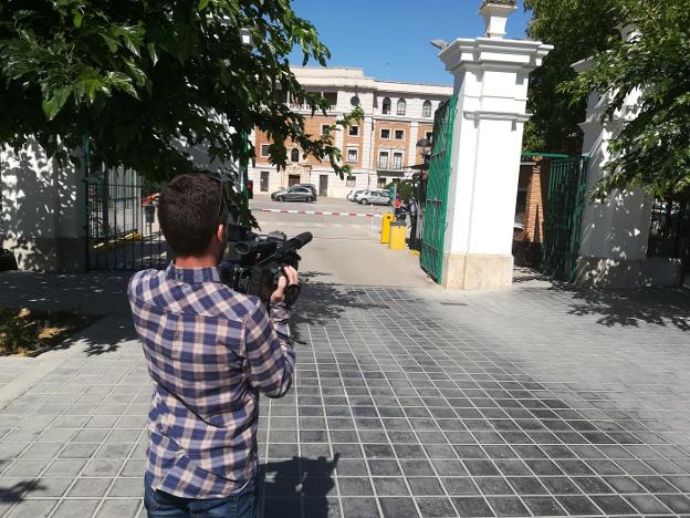 Un periodista graba la puerta del complejo educativo. 