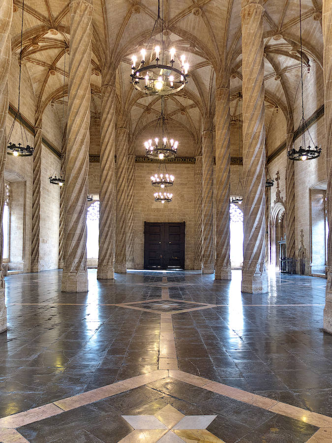 El interior de la Lonja, con sus impactantes e icónicas columnas. 