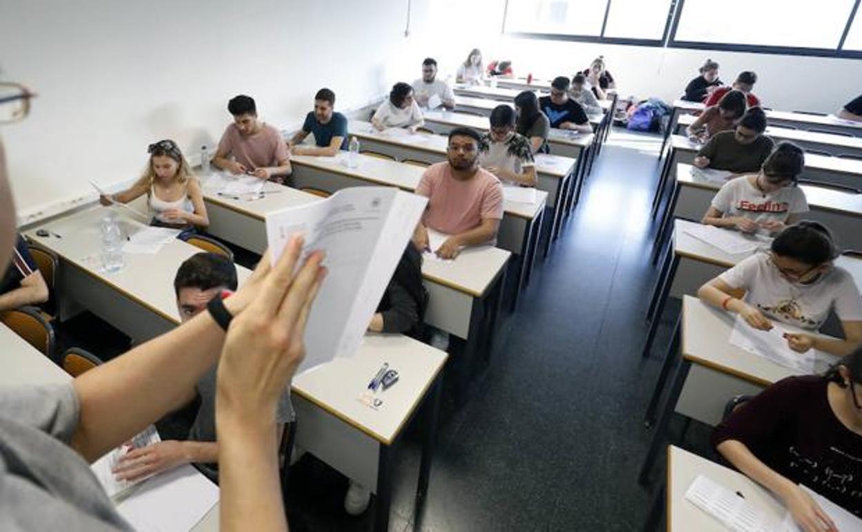 Alumnos esperando a realizar la Selectividad. 