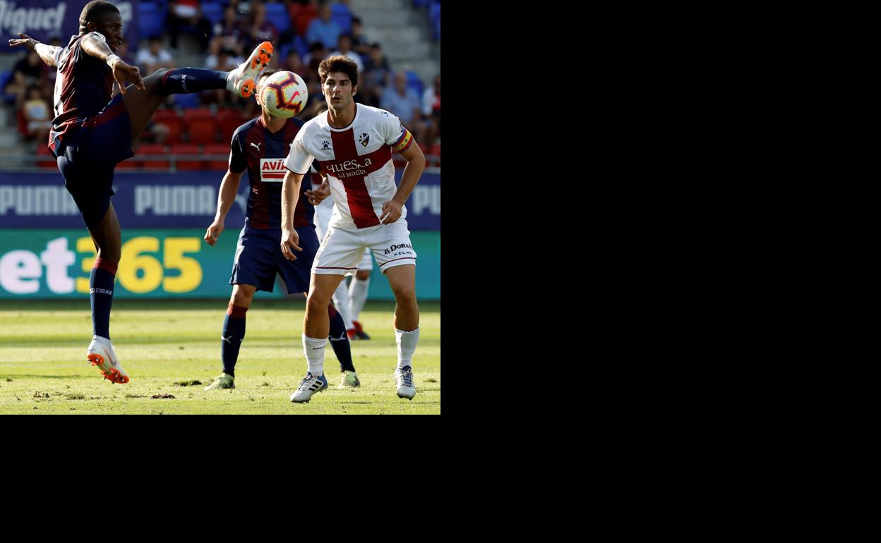 Gonzalo Melero (derecha), en un partido del Huesca contra el Eibar.