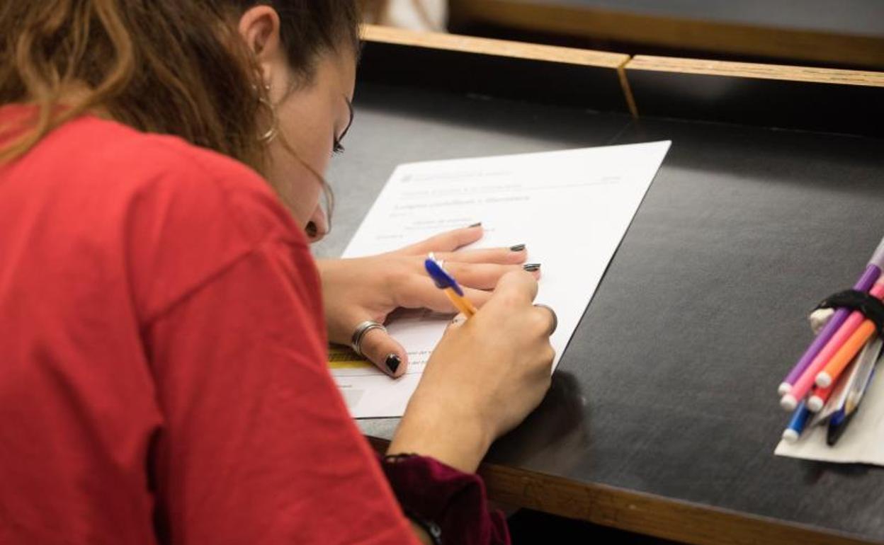 Escándalo en la Selectividad de Galicia: un error obliga a aplazar 5 horas el examen de Filosofía