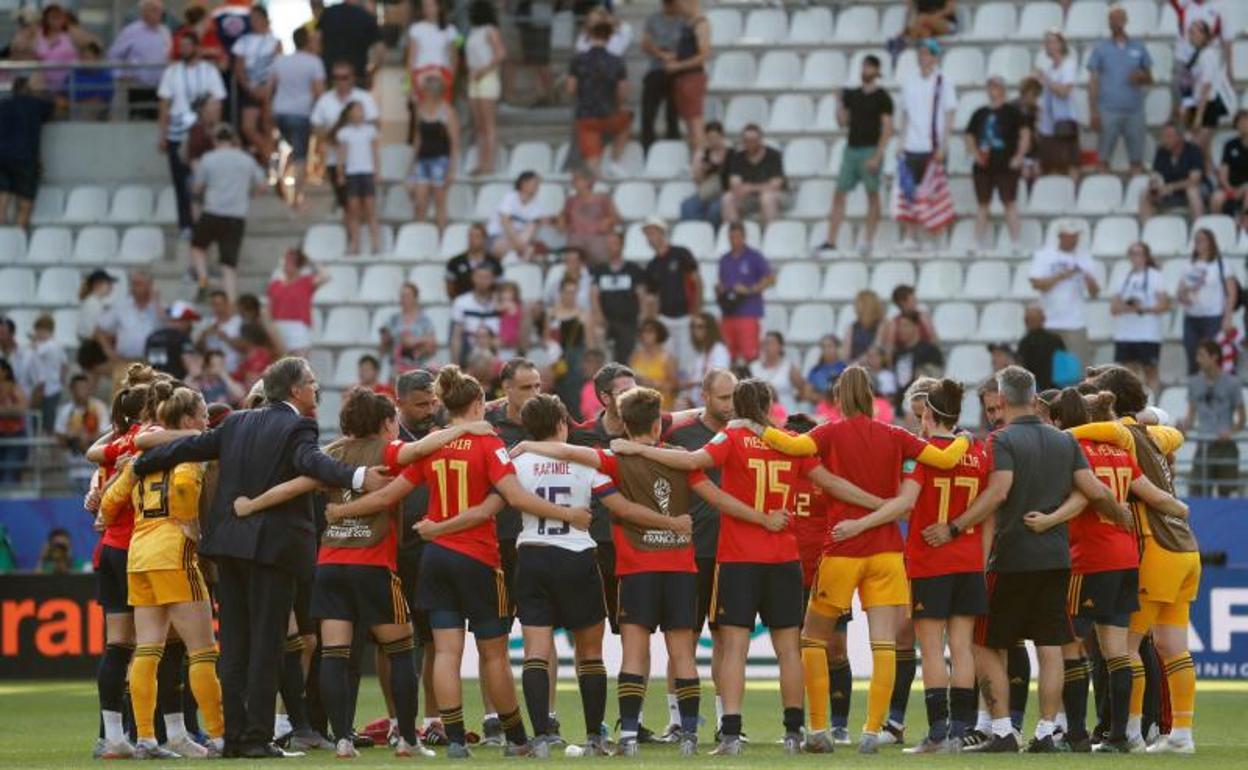 Las jugadoras hicieron piña tras el partido. 