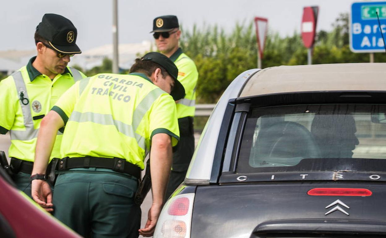 Un control de la Guardia Civil de Tráfico. 