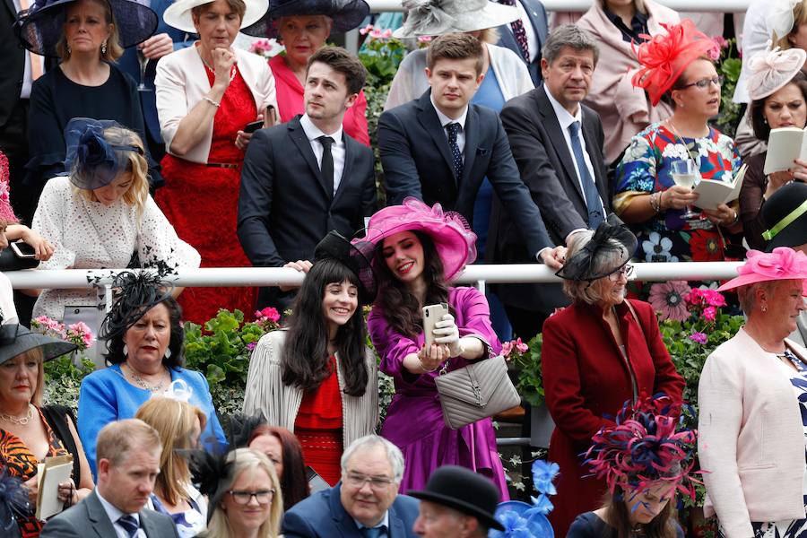 Un año más, el condado de Berkshire acoge las tradicionales carreras de caballos de purasangre Royal Ascot. A la cita (del 18 al 22 de junio) acude la Familia Real Británica y un sinfín de invitados ataviados con los sombreros, pamelas y tocados más estravagantes.