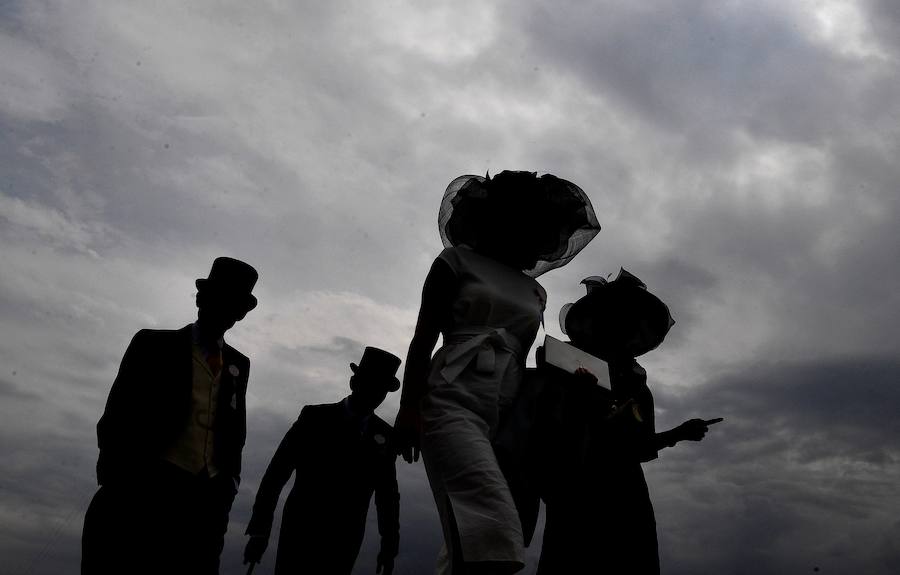 Un año más, el condado de Berkshire acoge las tradicionales carreras de caballos de purasangre Royal Ascot. A la cita (del 18 al 22 de junio) acude la Familia Real Británica y un sinfín de invitados ataviados con los sombreros, pamelas y tocados más estravagantes.