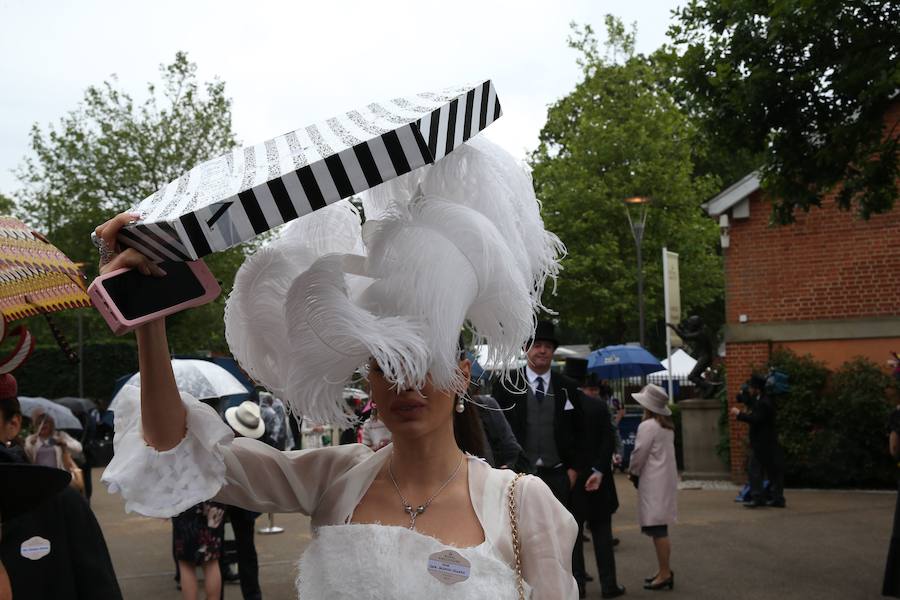 Un año más, el condado de Berkshire acoge las tradicionales carreras de caballos de purasangre Royal Ascot. A la cita (del 18 al 22 de junio) acude la Familia Real Británica y un sinfín de invitados ataviados con los sombreros, pamelas y tocados más estravagantes.