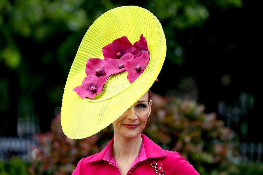 Un año más, el condado de Berkshire acoge las tradicionales carreras de caballos de purasangre Royal Ascot. A la cita (del 18 al 22 de junio) acude la Familia Real Británica y un sinfín de invitados ataviados con los sombreros, pamelas y tocados más estravagantes.