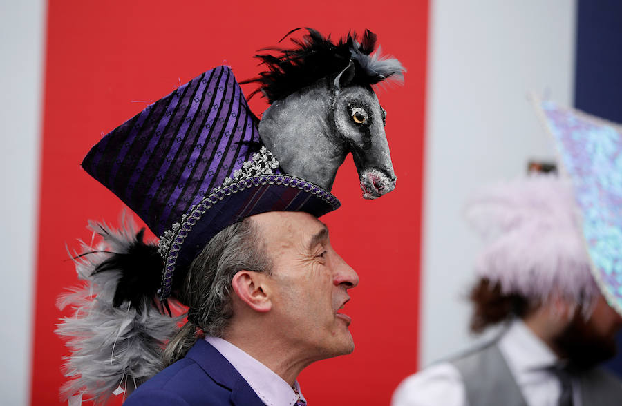 Un año más, el condado de Berkshire acoge las tradicionales carreras de caballos de purasangre Royal Ascot. A la cita (del 18 al 22 de junio) acude la Familia Real Británica y un sinfín de invitados ataviados con los sombreros, pamelas y tocados más estravagantes.