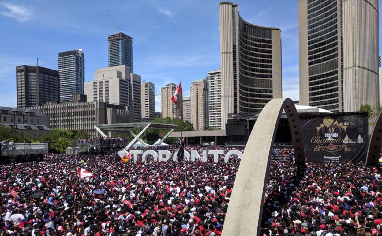 Miles de aficionados, durante la fiesta de los Raptors en la Plaza Nathan Phillips. 