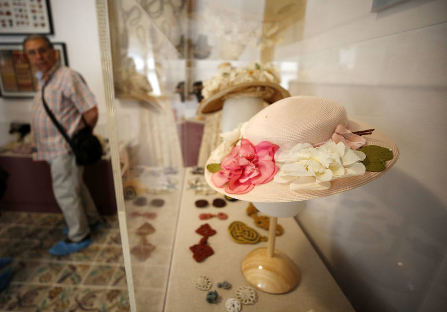 El Museo de la Seda de Valencia reúne a los grandes modistos del siglo XX en una exposición que reivindica la moda con mayúsculas y la belleza de la alta costura. 