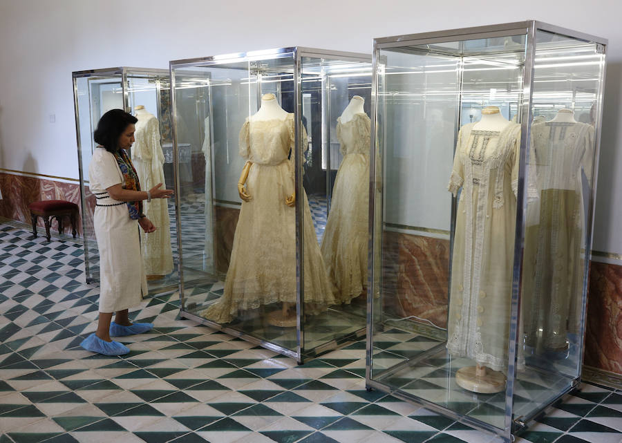 El Museo de la Seda de Valencia reúne a los grandes modistos del siglo XX en una exposición que reivindica la moda con mayúsculas y la belleza de la alta costura. 