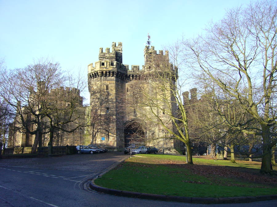 Castillo de Lancaster (Inglaterra) | Ubicado en el Parque Nacional de Lake District desde 1150, fue un lugar clave para el comercio de esclavos en la época y también sirvió como prisión. La construcción está considerada como uno de los rincones más oscuros de Inglaterra, al que año tras año acuden multitud de turistas para ver de cerca sus espeluznantes mazmorras. Además. también tuvo gran protagonismo hace siglos en la caza brujas y herejes a la corona inglesa. Se calcula que en sus torres fueron asesinadas más de 1600 personas. 