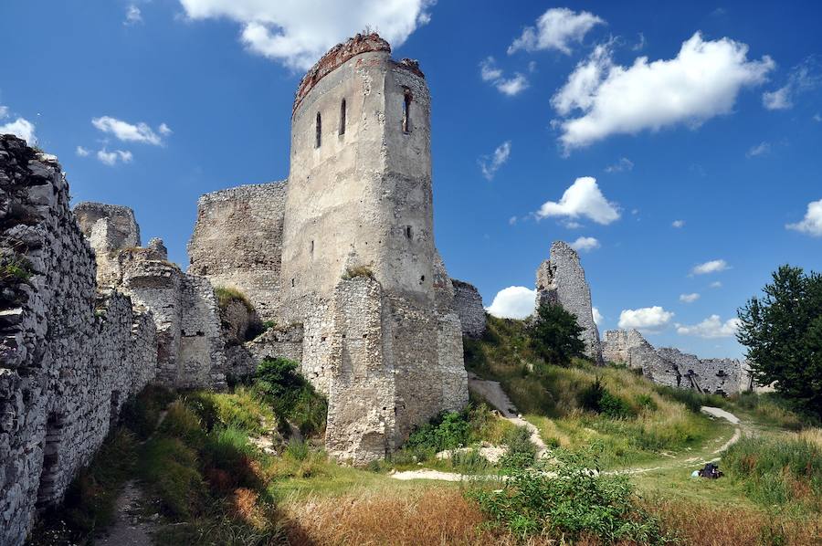 Castillo de Cachtice (Eslovaquia) | Su historia es sangrienta y espeluznante, lo que convierte este castillo en un reclamo para los amantes de lo oscuro. La condesa Elizabeth Bathory, protagonista de su leyenda, está considerada por muchos como la primera asesina en serie y se dice que fue la fuente de inspiración para el 'Drácula' de Bram Stoker. La desaparición de centenares de jóvenes en la región eslovaca acabó levantando las sospechas sobre la condesa, de la que se dice que secuestraba y mataba sádicamente a vírgenes para bañarse en su sangre y mantener su juventud. Se cree que llegó a asesinar hasta más de 600 niñas en su castillo, ahora reducido a turísticas ruinas.