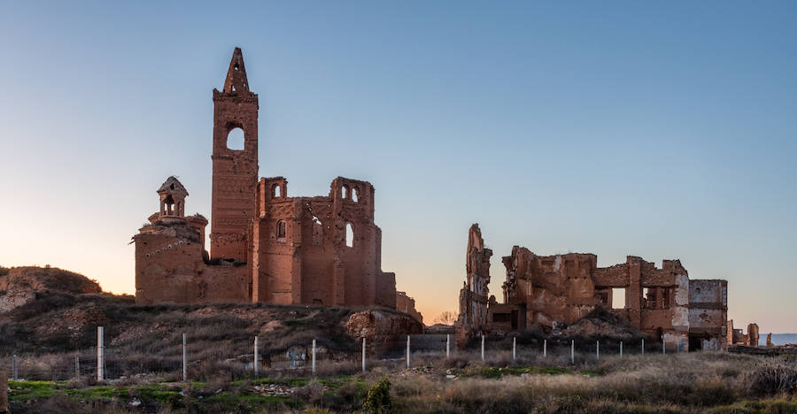 Belchite (Zaragoza) | Escenario de una batalla en la Guerra Civil, en 1937, que dejó más de 5.000 muertos y un pueblo completamente arrasado. Al finalizar la guerra, el régimen franquista construyó una nueva localidad justo al lado, con el nombre de Belchite Nuevo, para evidenciar las consecuencias de ir contra sus ideales. Es un lugar marcado por la tragedia donde, además de los seguidores del turismo 'macabro', acuden muchos amantes de lo paranormal a realizar psicofonías y sesiones de espiritismo. 