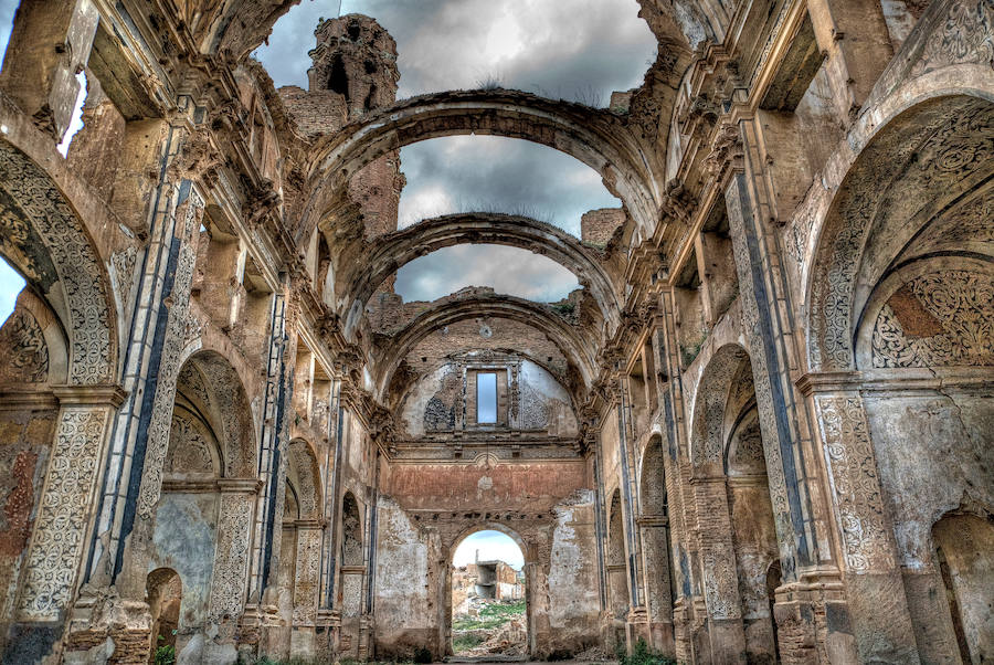 Belchite (Zaragoza) | Escenario de una batalla en la Guerra Civil, en 1937, que dejó más de 5.000 muertos y un pueblo completamente arrasado. Al finalizar la guerra, el régimen franquista construyó una nueva localidad justo al lado, con el nombre de Belchite Nuevo, para evidenciar las consecuencias de ir contra sus ideales. Es un lugar marcado por la tragedia donde, además de los seguidores del turismo 'macabro', acuden muchos amantes de lo paranormal a realizar psicofonías y sesiones de espiritismo. 