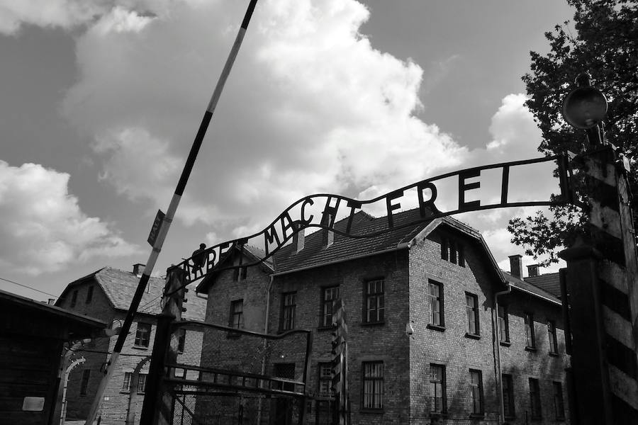Auschwitz (Polonia) | El mayor de los campos de concentración construidos por los alemanes, y también el más visitado. Una 'excursión' impactante para conocer una de las partes más trágicas de la historia del siglo XX. Sus instalacines están en perfecto estado de conservación y permiten conocer de cerca la cruda realidad que se vivía en ellas. 