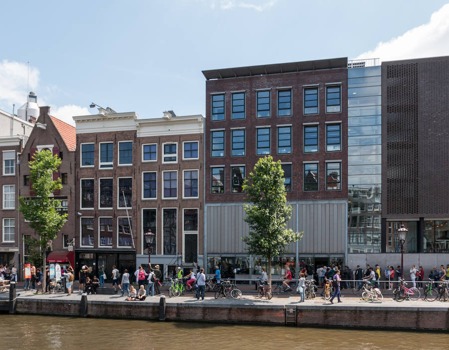 Casa de Ana Frank (Ámsterdam) | Fue en el ático de este edificio donde la joven diarista se refugió junto a su familia y siete personas más durante la persecución nazi. La entrada al mismo estaba cubierta con una estantería falsa y el lugar es visitado a día de hoy como otro más de los rincones históricos marcados por la tragedia. 