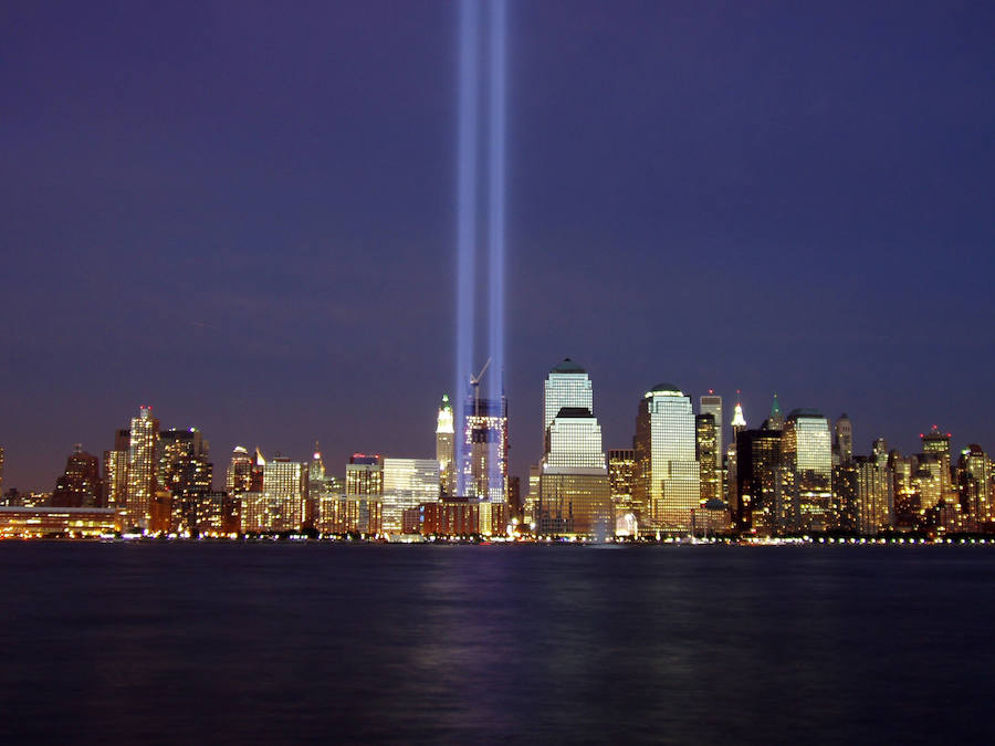 Memorial del 11-S (Nueva York) | La masacre de los atentados contra las Torres Gemelas del 11-S fue un punto de inflexión en la crónica política e histórica de principios de siglo XXI. Un monumento en el lugar donde se encontraban los edificios recuerda hoy a las víctimas de los ataques y el punto es ya una parada más en las visitas a Nueva York.