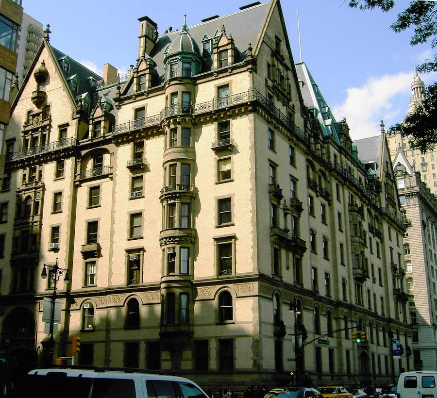 Edificio Dakota (Nueva York) | Esta histórica construcción residencial alberga multitud de personajes conocidos, pero es sin duda famosa por el trágico suceso que ocurrió a sus puertas: el asesinato de John Lennon. Aunque su negra historia no acaba ahí y le ha llevado a alzarse con la fama del 'edificio maldito de Nueva York'. Fue también aquí donde se rodaron los exteriores de 'La semilla del Diablo', que derivó en las amenazas de Charles Manson y la posterior matanza de Cielo Drive -en Hollywood-, donde asesinaron a un grupo de personas, entre ellas a la (embarazada) actriz Sharon Tate, esposa de Polanski. Actualmente. el edificio es un punto turístico más de la ciudad, seas o no fan de los Beatles. 