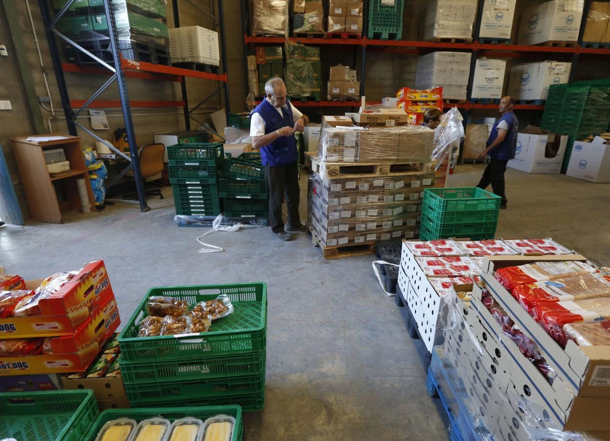 Varios voluntarios en un banco de alimentos. 