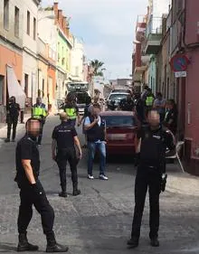 Imagen secundaria 2 - Operativo policial en la calle General Prim, Alzira (Valencia), lugar donde se ha producido el tiroteo.