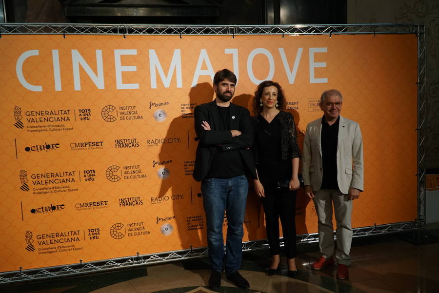 El Festival Internacional Cinema Jove de València ha dado el pistoletazo de salida a su 34 edición este viernes con una gala inaugural en el Teatre Principal, centrada en el concepto del certamen como «punto de encuentro». Durante la ceremonia, se entregará el Premio Luna de València 2019 al máximo exponente del actual cine portugués, el director Miguel Gomes. A lo largo del festival se podrá ver en La Filmoteca un completo ciclo que constará de los seis largos dirigidos hasta la fecha por el director y dos cortos que han sido seleccionados por el propio Gomes.