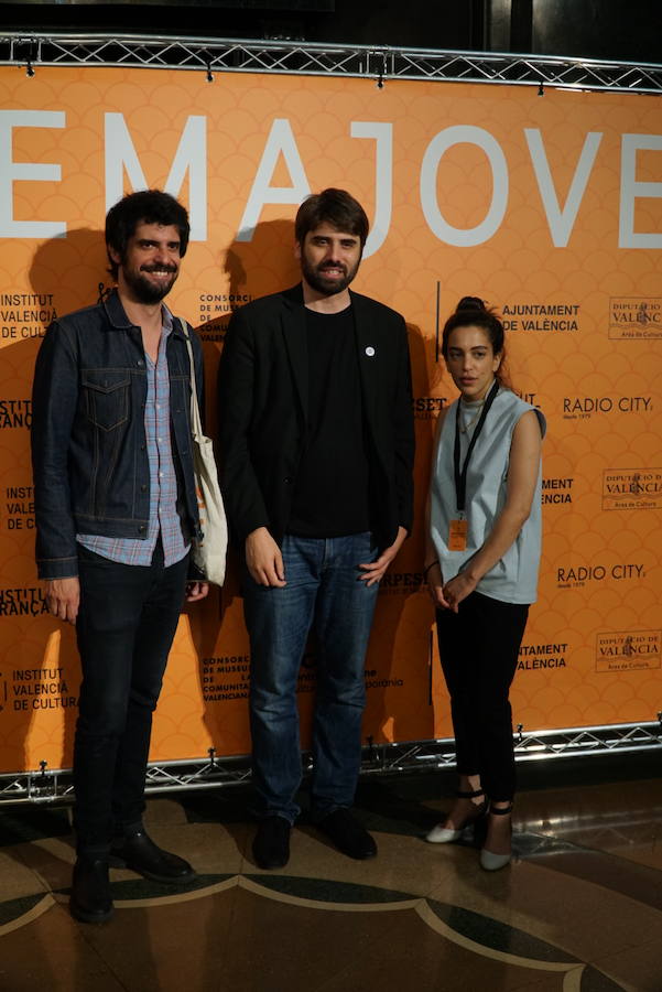 El Festival Internacional Cinema Jove de València ha dado el pistoletazo de salida a su 34 edición este viernes con una gala inaugural en el Teatre Principal, centrada en el concepto del certamen como «punto de encuentro». Durante la ceremonia, se entregará el Premio Luna de València 2019 al máximo exponente del actual cine portugués, el director Miguel Gomes. A lo largo del festival se podrá ver en La Filmoteca un completo ciclo que constará de los seis largos dirigidos hasta la fecha por el director y dos cortos que han sido seleccionados por el propio Gomes.