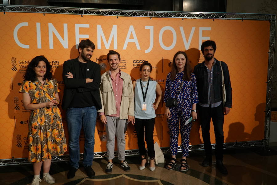 El Festival Internacional Cinema Jove de València ha dado el pistoletazo de salida a su 34 edición este viernes con una gala inaugural en el Teatre Principal, centrada en el concepto del certamen como «punto de encuentro». Durante la ceremonia, se entregará el Premio Luna de València 2019 al máximo exponente del actual cine portugués, el director Miguel Gomes. A lo largo del festival se podrá ver en La Filmoteca un completo ciclo que constará de los seis largos dirigidos hasta la fecha por el director y dos cortos que han sido seleccionados por el propio Gomes.