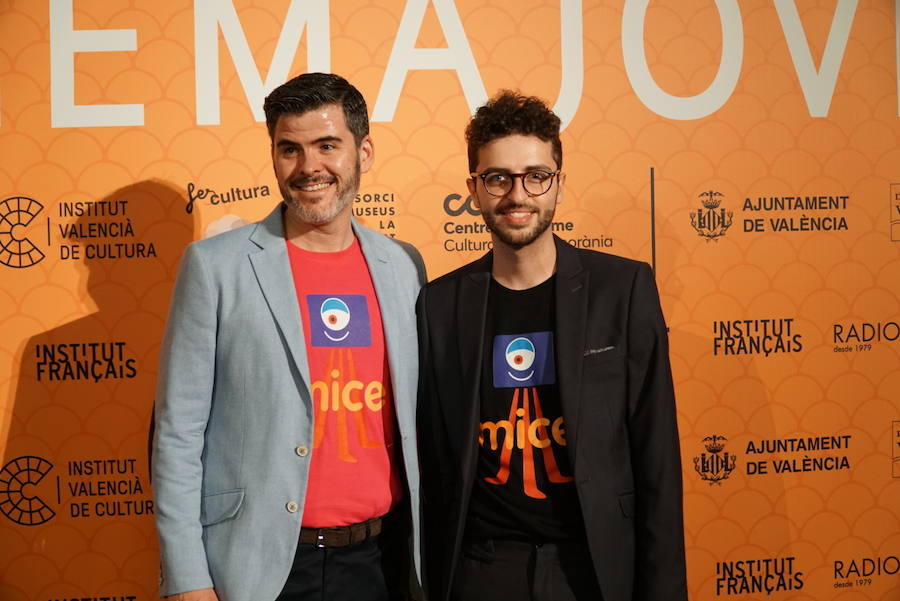 El Festival Internacional Cinema Jove de València ha dado el pistoletazo de salida a su 34 edición este viernes con una gala inaugural en el Teatre Principal, centrada en el concepto del certamen como «punto de encuentro». Durante la ceremonia, se entregará el Premio Luna de València 2019 al máximo exponente del actual cine portugués, el director Miguel Gomes. A lo largo del festival se podrá ver en La Filmoteca un completo ciclo que constará de los seis largos dirigidos hasta la fecha por el director y dos cortos que han sido seleccionados por el propio Gomes.