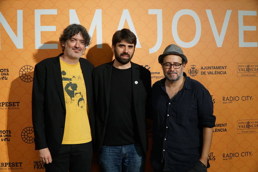 El Festival Internacional Cinema Jove de València ha dado el pistoletazo de salida a su 34 edición este viernes con una gala inaugural en el Teatre Principal, centrada en el concepto del certamen como «punto de encuentro». Durante la ceremonia, se entregará el Premio Luna de València 2019 al máximo exponente del actual cine portugués, el director Miguel Gomes. A lo largo del festival se podrá ver en La Filmoteca un completo ciclo que constará de los seis largos dirigidos hasta la fecha por el director y dos cortos que han sido seleccionados por el propio Gomes.