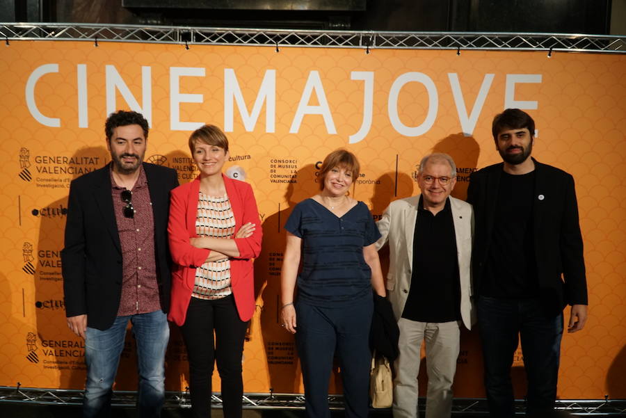 El Festival Internacional Cinema Jove de València ha dado el pistoletazo de salida a su 34 edición este viernes con una gala inaugural en el Teatre Principal, centrada en el concepto del certamen como «punto de encuentro». Durante la ceremonia, se entregará el Premio Luna de València 2019 al máximo exponente del actual cine portugués, el director Miguel Gomes. A lo largo del festival se podrá ver en La Filmoteca un completo ciclo que constará de los seis largos dirigidos hasta la fecha por el director y dos cortos que han sido seleccionados por el propio Gomes.