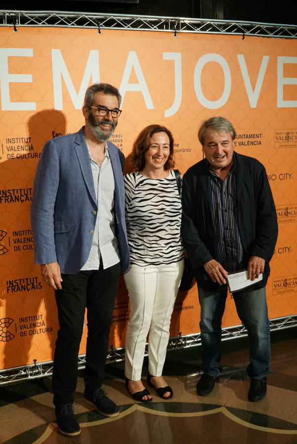 El Festival Internacional Cinema Jove de València ha dado el pistoletazo de salida a su 34 edición este viernes con una gala inaugural en el Teatre Principal, centrada en el concepto del certamen como «punto de encuentro». Durante la ceremonia, se entregará el Premio Luna de València 2019 al máximo exponente del actual cine portugués, el director Miguel Gomes. A lo largo del festival se podrá ver en La Filmoteca un completo ciclo que constará de los seis largos dirigidos hasta la fecha por el director y dos cortos que han sido seleccionados por el propio Gomes.