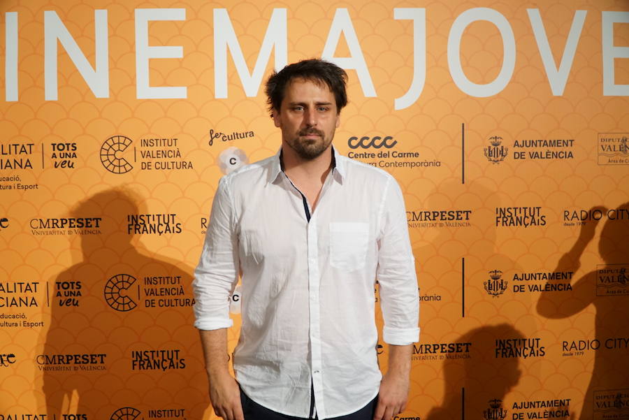 El Festival Internacional Cinema Jove de València ha dado el pistoletazo de salida a su 34 edición este viernes con una gala inaugural en el Teatre Principal, centrada en el concepto del certamen como «punto de encuentro». Durante la ceremonia, se entregará el Premio Luna de València 2019 al máximo exponente del actual cine portugués, el director Miguel Gomes. A lo largo del festival se podrá ver en La Filmoteca un completo ciclo que constará de los seis largos dirigidos hasta la fecha por el director y dos cortos que han sido seleccionados por el propio Gomes.