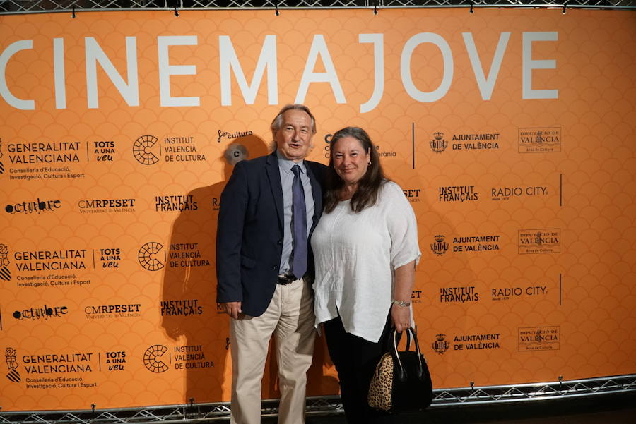 El Festival Internacional Cinema Jove de València ha dado el pistoletazo de salida a su 34 edición este viernes con una gala inaugural en el Teatre Principal, centrada en el concepto del certamen como «punto de encuentro». Durante la ceremonia, se entregará el Premio Luna de València 2019 al máximo exponente del actual cine portugués, el director Miguel Gomes. A lo largo del festival se podrá ver en La Filmoteca un completo ciclo que constará de los seis largos dirigidos hasta la fecha por el director y dos cortos que han sido seleccionados por el propio Gomes.