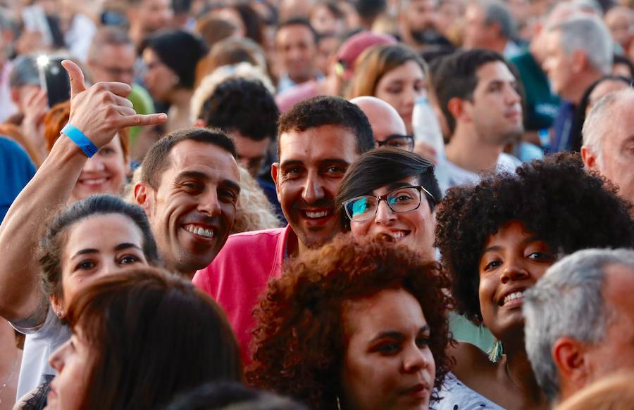 El cantante Juan Luis Guerra pasa por Valencia con su gira 'Literal', con la que repasará en directo sus grandes éxitos. Los valencianos han acudido a su cita con el artista dominicano, a las a las 21.30h de este viernes 21 en el Auditorio Marina Sur.