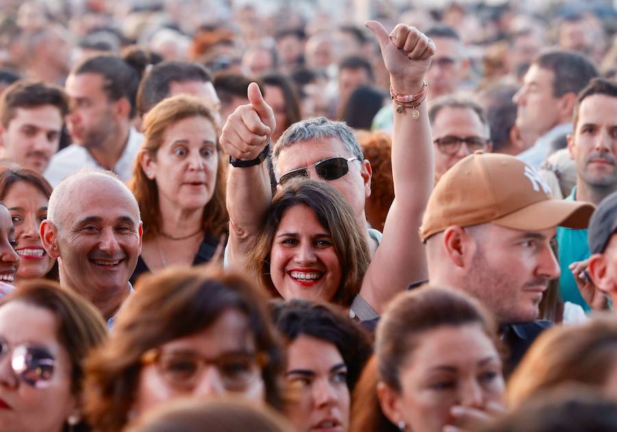 El cantante Juan Luis Guerra pasa por Valencia con su gira 'Literal', con la que repasará en directo sus grandes éxitos. Los valencianos han acudido a su cita con el artista dominicano, a las a las 21.30h de este viernes 21 en el Auditorio Marina Sur.