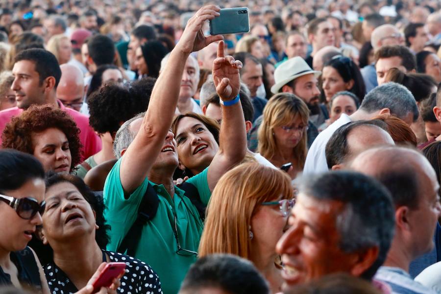 El cantante Juan Luis Guerra pasa por Valencia con su gira 'Literal', con la que repasará en directo sus grandes éxitos. Los valencianos han acudido a su cita con el artista dominicano, a las a las 21.30h de este viernes 21 en el Auditorio Marina Sur.