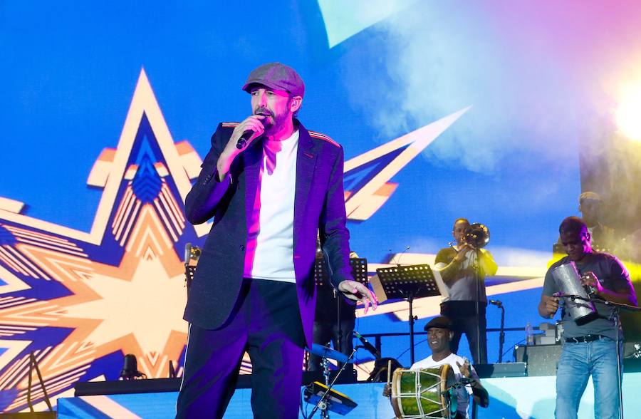 El cantante Juan Luis Guerra pasa por Valencia con su gira 'Literal', con la que repasará en directo sus grandes éxitos. Los valencianos han acudido a su cita con el artista dominicano, a las a las 21.30h de este viernes 21 en el Auditorio Marina Sur.