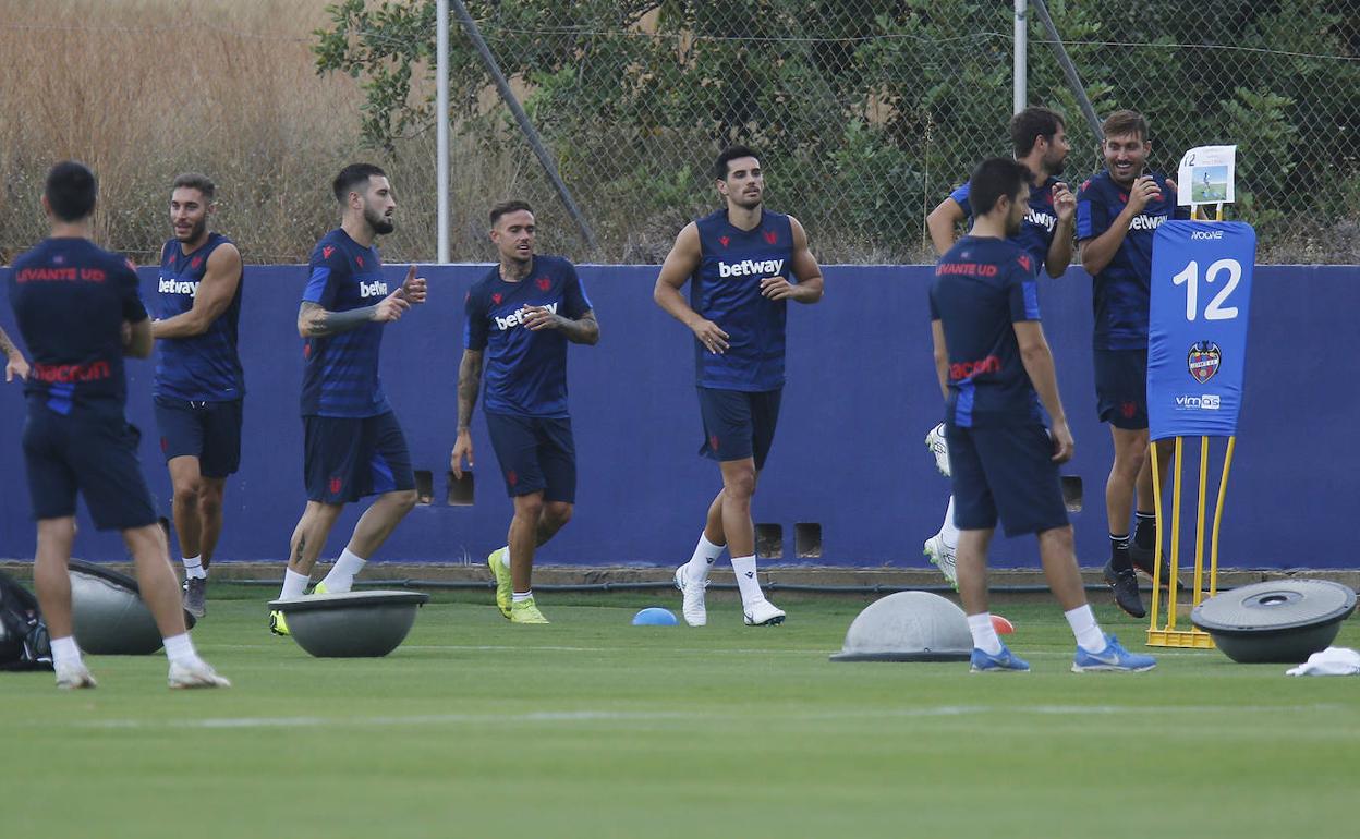 Los jugadores del Levante en el primer entrenamiento del verano.