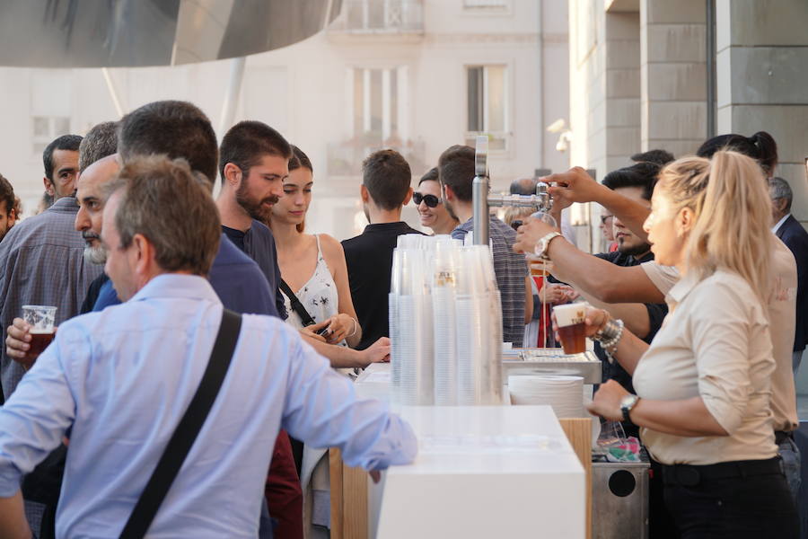 Llega el calor y el IVAM inaugura un año más el periodo estival con la apertura de su terraza. Los valencianos han acudido al centro cultural para disfrutar del buen clima y una tarde de viernes que abre la puerta a los meses de verano en la ciudad. 