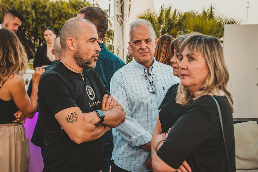 L´Umbracle acogió el jueves la primera gala de los Premios Salamandra, unos galardones impulsados por el Grupo Salamandra para reconocer a los profesionales valencianos más importantes del año en seis categorías diferentes: ciencia, música, cine, artes vivas, deporte y gastronomía. EL galardón recayó en la científica Pilar Mateo, el cantante José Manuel Casañ, el actor Fele Martínez, la cocinera Rakel Cernicharo, el jugador de baloncesto Rafa Martínez, y las directoras del Festival 10 Sentidos, Meritxell Barberá e Inma García.