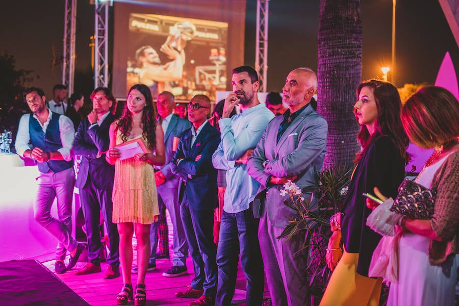 L´Umbracle acogió el jueves la primera gala de los Premios Salamandra, unos galardones impulsados por el Grupo Salamandra para reconocer a los profesionales valencianos más importantes del año en seis categorías diferentes: ciencia, música, cine, artes vivas, deporte y gastronomía. EL galardón recayó en la científica Pilar Mateo, el cantante José Manuel Casañ, el actor Fele Martínez, la cocinera Rakel Cernicharo, el jugador de baloncesto Rafa Martínez, y las directoras del Festival 10 Sentidos, Meritxell Barberá e Inma García.