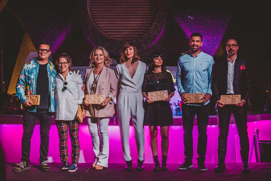 L´Umbracle acogió el jueves la primera gala de los Premios Salamandra, unos galardones impulsados por el Grupo Salamandra para reconocer a los profesionales valencianos más importantes del año en seis categorías diferentes: ciencia, música, cine, artes vivas, deporte y gastronomía. EL galardón recayó en la científica Pilar Mateo, el cantante José Manuel Casañ, el actor Fele Martínez, la cocinera Rakel Cernicharo, el jugador de baloncesto Rafa Martínez, y las directoras del Festival 10 Sentidos, Meritxell Barberá e Inma García.