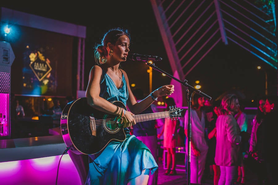 L´Umbracle acogió el jueves la primera gala de los Premios Salamandra, unos galardones impulsados por el Grupo Salamandra para reconocer a los profesionales valencianos más importantes del año en seis categorías diferentes: ciencia, música, cine, artes vivas, deporte y gastronomía. EL galardón recayó en la científica Pilar Mateo, el cantante José Manuel Casañ, el actor Fele Martínez, la cocinera Rakel Cernicharo, el jugador de baloncesto Rafa Martínez, y las directoras del Festival 10 Sentidos, Meritxell Barberá e Inma García.